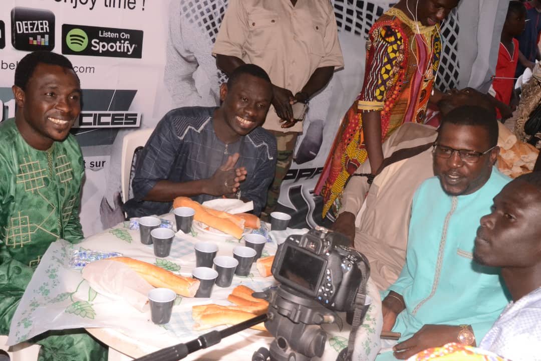 RAMADAN 2018:Le fans club 100% Pape Diouf a distribué des "NDOGOUS" à la population des Parcelles assainies