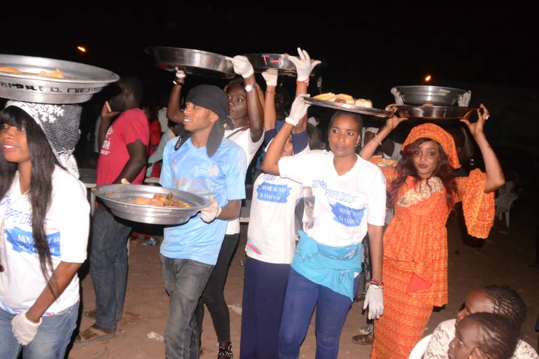 RAMADAN 2018:Le fans club 100% Pape Diouf a distribué des "NDOGOUS" à la population des Parcelles assainies