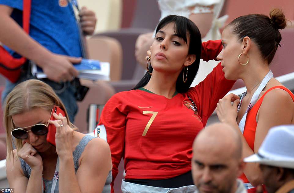 Maroc Vs Portugal : Georgina Rodriguez, la copine de Cristiano Ronaldo exhibe un Gros diamant en Russie !