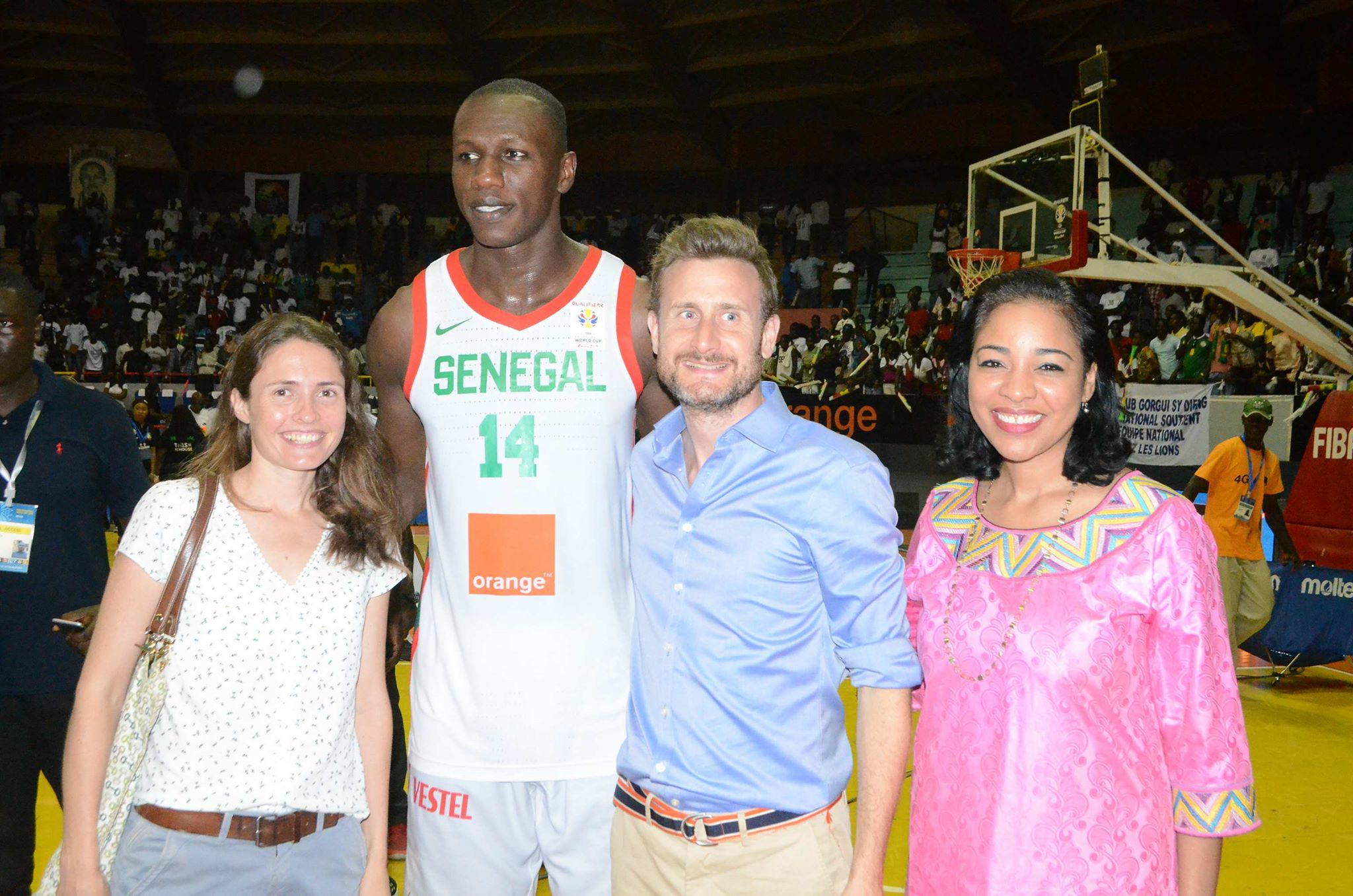 Lena Sene  en compagnie de l'ambassadeur de la Grande Bretagne et Gorgui Sy Dieng.