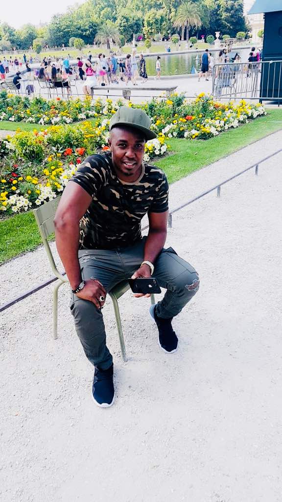 Le Don King de la Bande FM, Cheikh Sarr n'oubliera pas sitôt de ses vacances avec sa douce moitié à Paris.