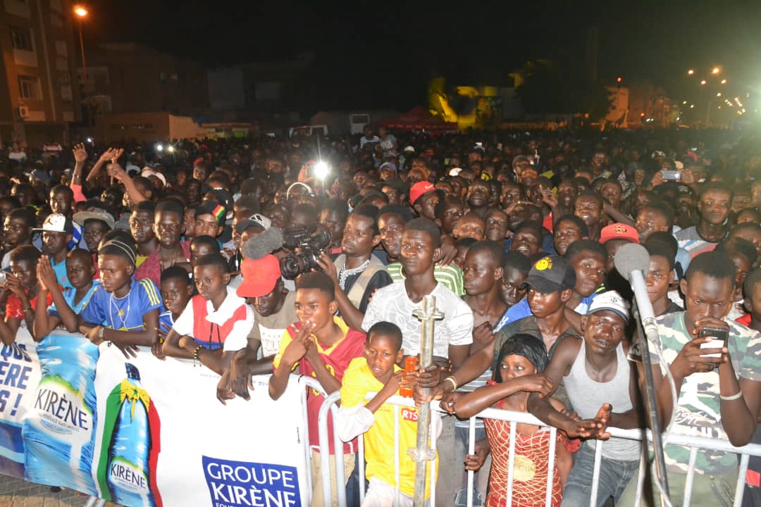 Concert explosif du nouveau héritier de la musique Sénégalaise, Pape Diouf chauffe le village de la nation avec la RTS1.