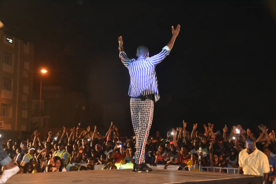 Concert explosif du nouveau héritier de la musique Sénégalaise, Pape Diouf chauffe le village de la nation avec la RTS1.