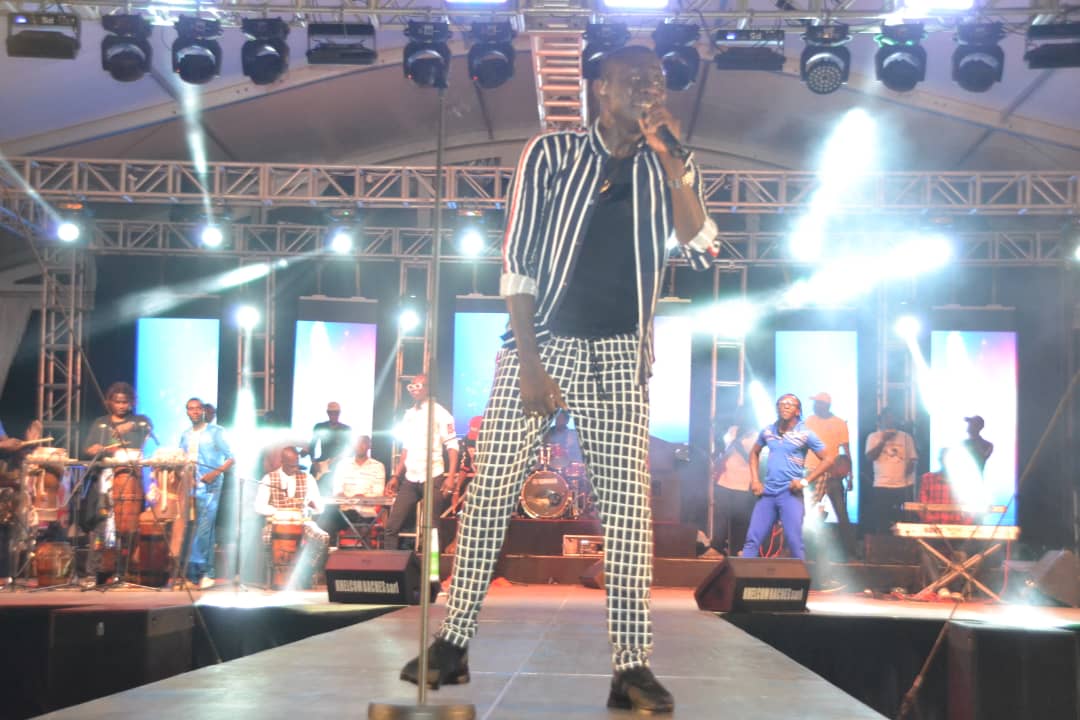 Concert explosif du nouveau héritier de la musique Sénégalaise, Pape Diouf chauffe le village de la nation avec la RTS1.