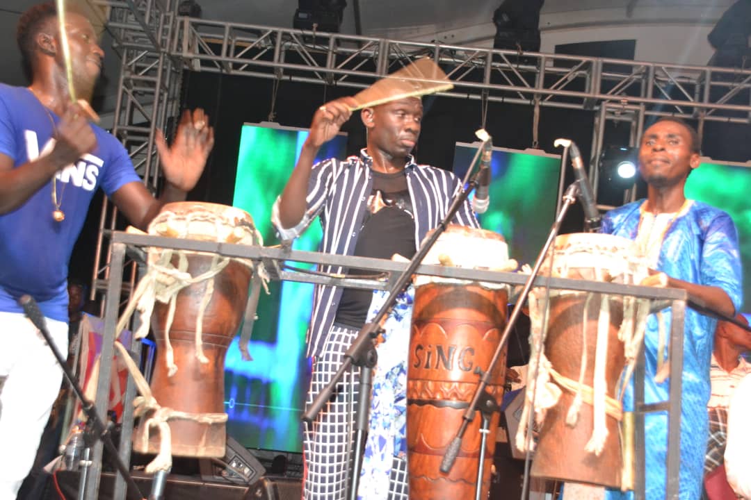 Concert explosif du nouveau héritier de la musique Sénégalaise, Pape Diouf chauffe le village de la nation avec la RTS1.