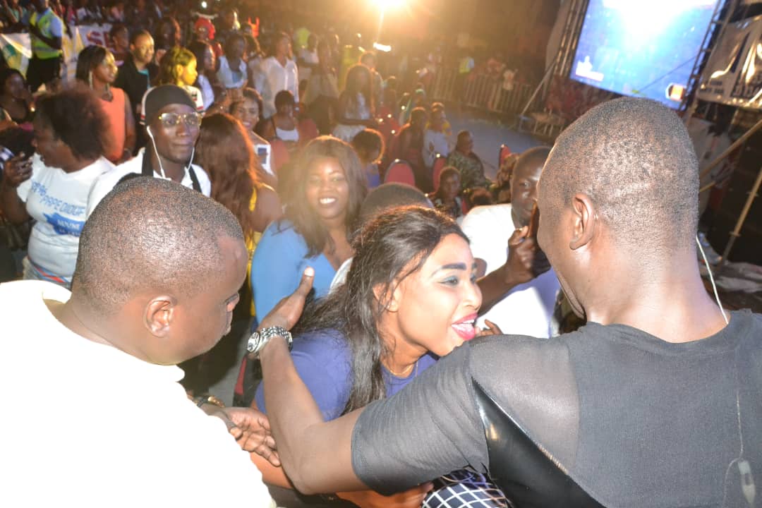 Concert explosif du nouveau héritier de la musique Sénégalaise, Pape Diouf chauffe le village de la nation avec la RTS1.
