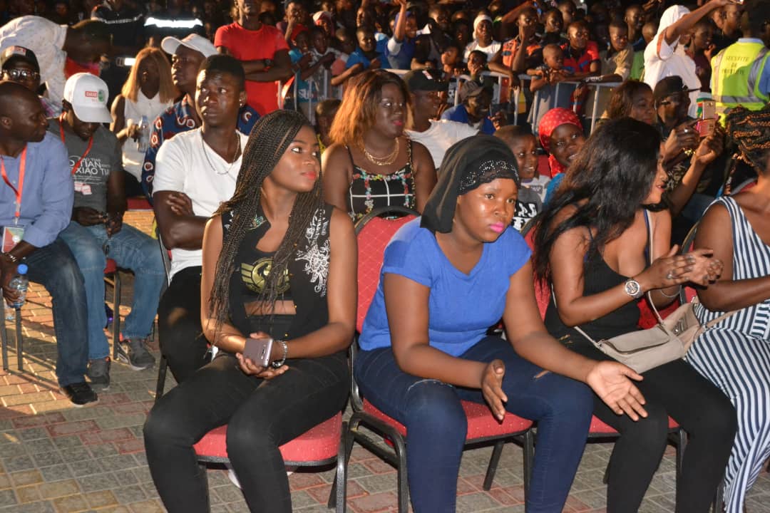 Concert explosif du nouveau héritier de la musique Sénégalaise, Pape Diouf chauffe le village de la nation avec la RTS1.