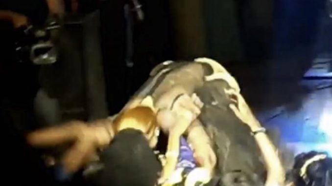 Regardez la chute de Aida Samb sur la scène du Grand Théâtre…