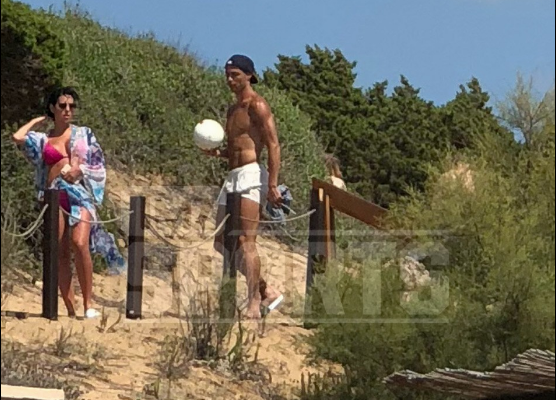Alors que le monde du football panique sur les rumeurs, Cristiano Ronaldo sur une plage en Grèce avec sa petite amie