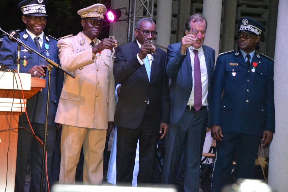 174 IMAGES À la résidence de l'ambassade de la France à Dakar avant le 14 Juillet féte de la Révolution Française.