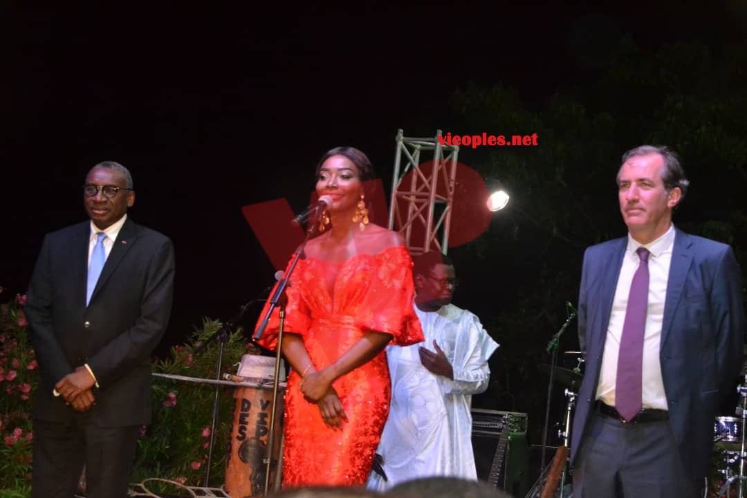 En images, la diva Coumba Gawlo assure un spectacle inédit à la Résidence de l'ambassade de la France à Dakar.