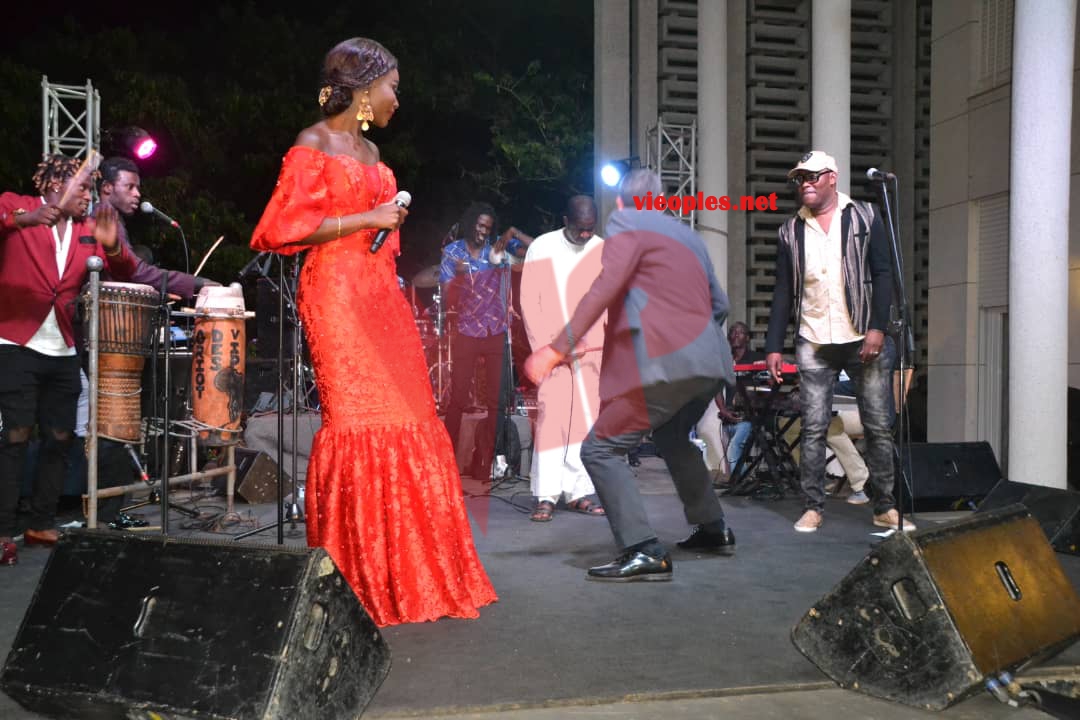 En images, la diva Coumba Gawlo assure un spectacle inédit à la Résidence de l'ambassade de la France à Dakar.