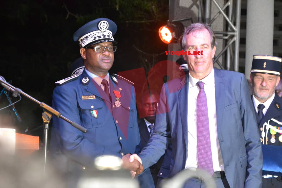 Féte nationale du 14 Juillet de la France, le patron de la police Omar Maal décoré par SE Christophe Bigot ambassadeur de la France
