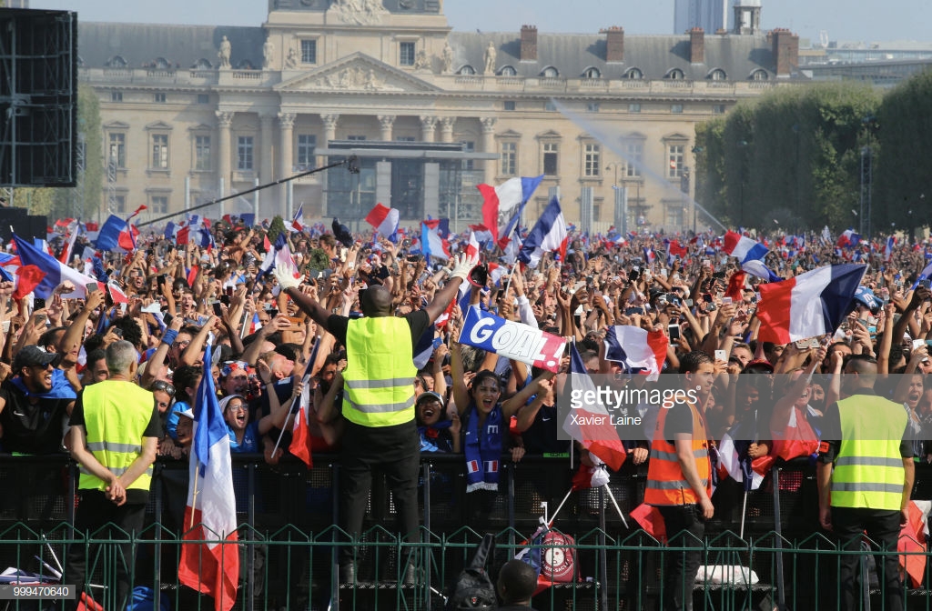« France champions du monde ! » Paris explose de joie