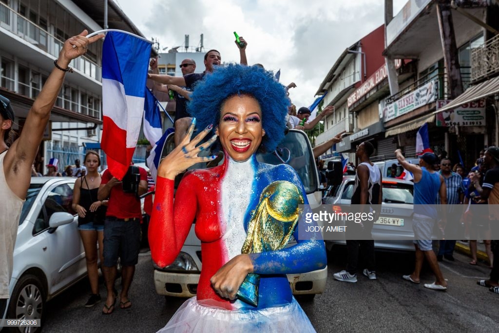 « France champions du monde ! » UNE FEMME Recouverte de peinture pour ensuite se…