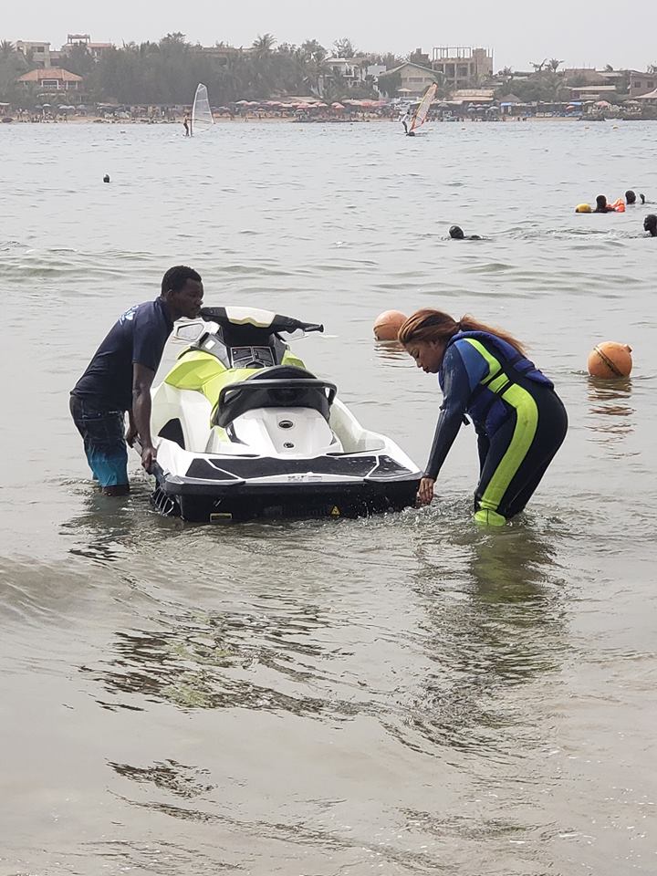 Yakham Thiam de la RTS étale sa classe à la plage…