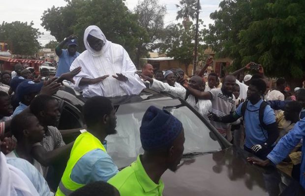 Kaoalck – Le bain de foule de l’Imam Aliou Ndao