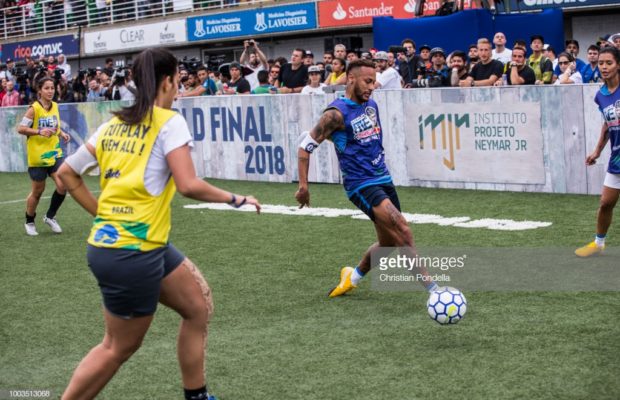 Neymar joue avec des femme, et bouscule un adolescent qui lui a…