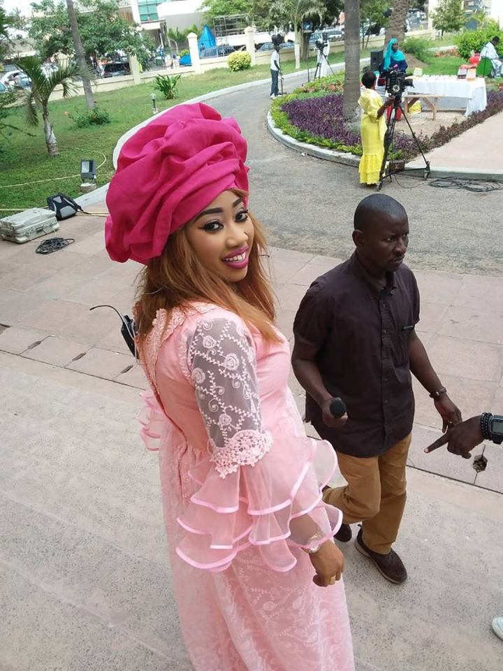 L’animatrice de la RTS, Yakham Thiam toute ravissante dans sa tenue traditionnelle