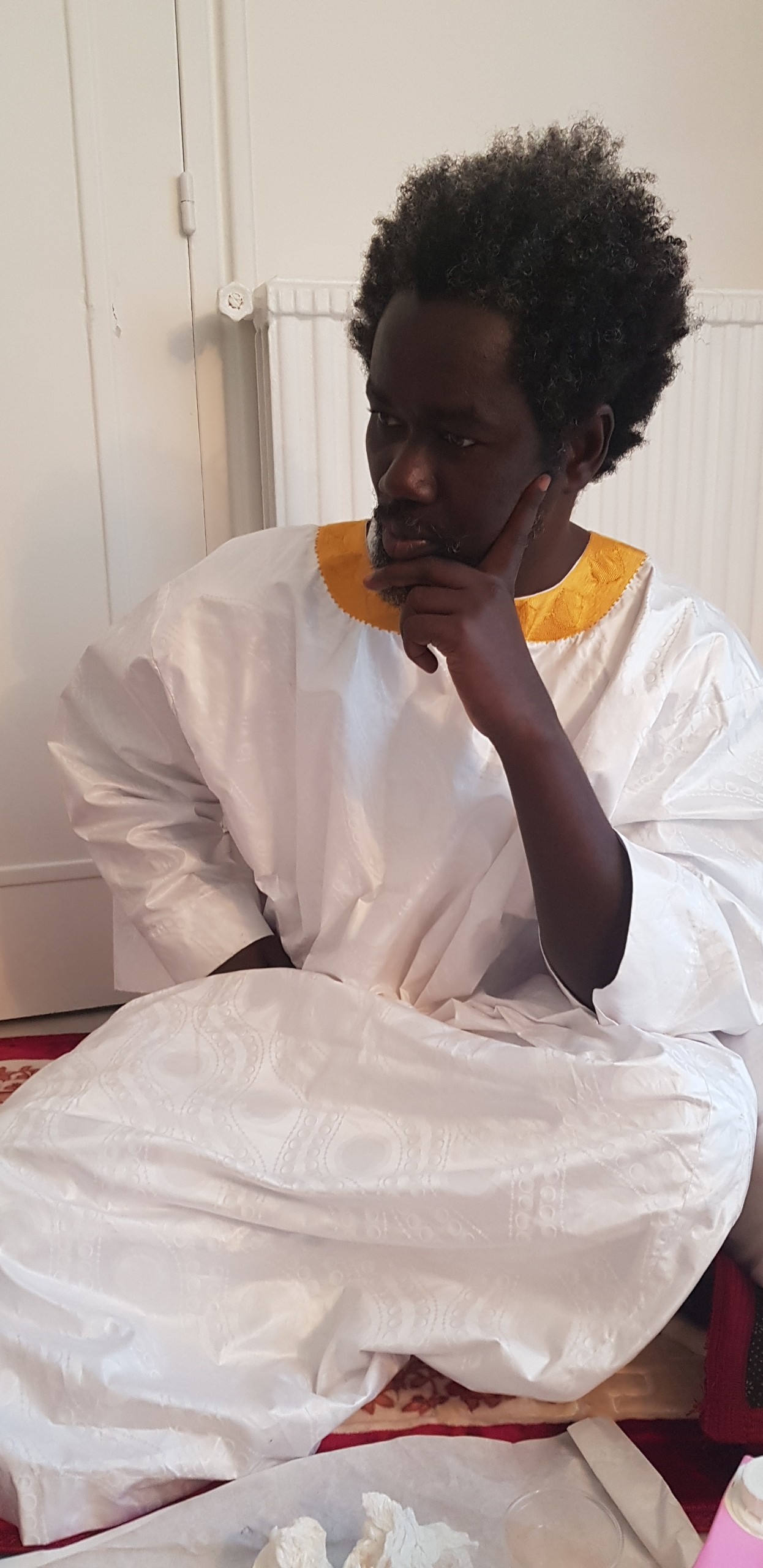 Visite de Serigne Akassa Samb chez Pape Ndongo Dieng le "Dieuwrigne" de Serigne Saliou à Paris. Regardez