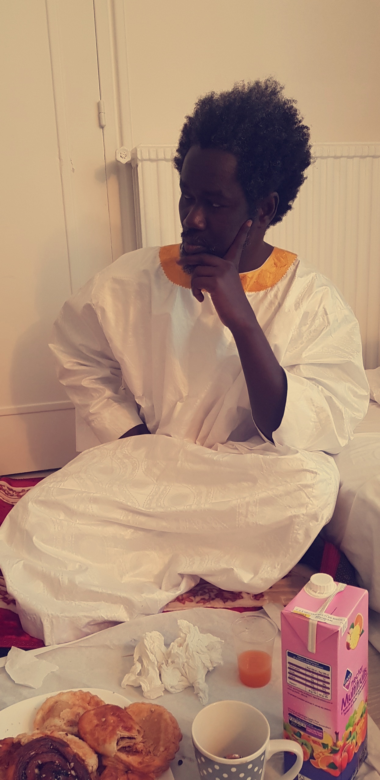 Visite de Serigne Akassa Samb chez Pape Ndongo Dieng le "Dieuwrigne" de Serigne Saliou à Paris. Regardez