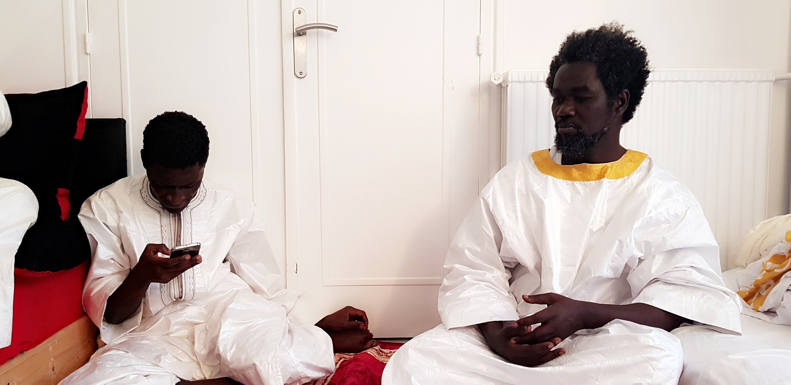 Visite de Serigne Akassa Samb chez Pape Ndongo Dieng le "Dieuwrigne" de Serigne Saliou à Paris. Regardez