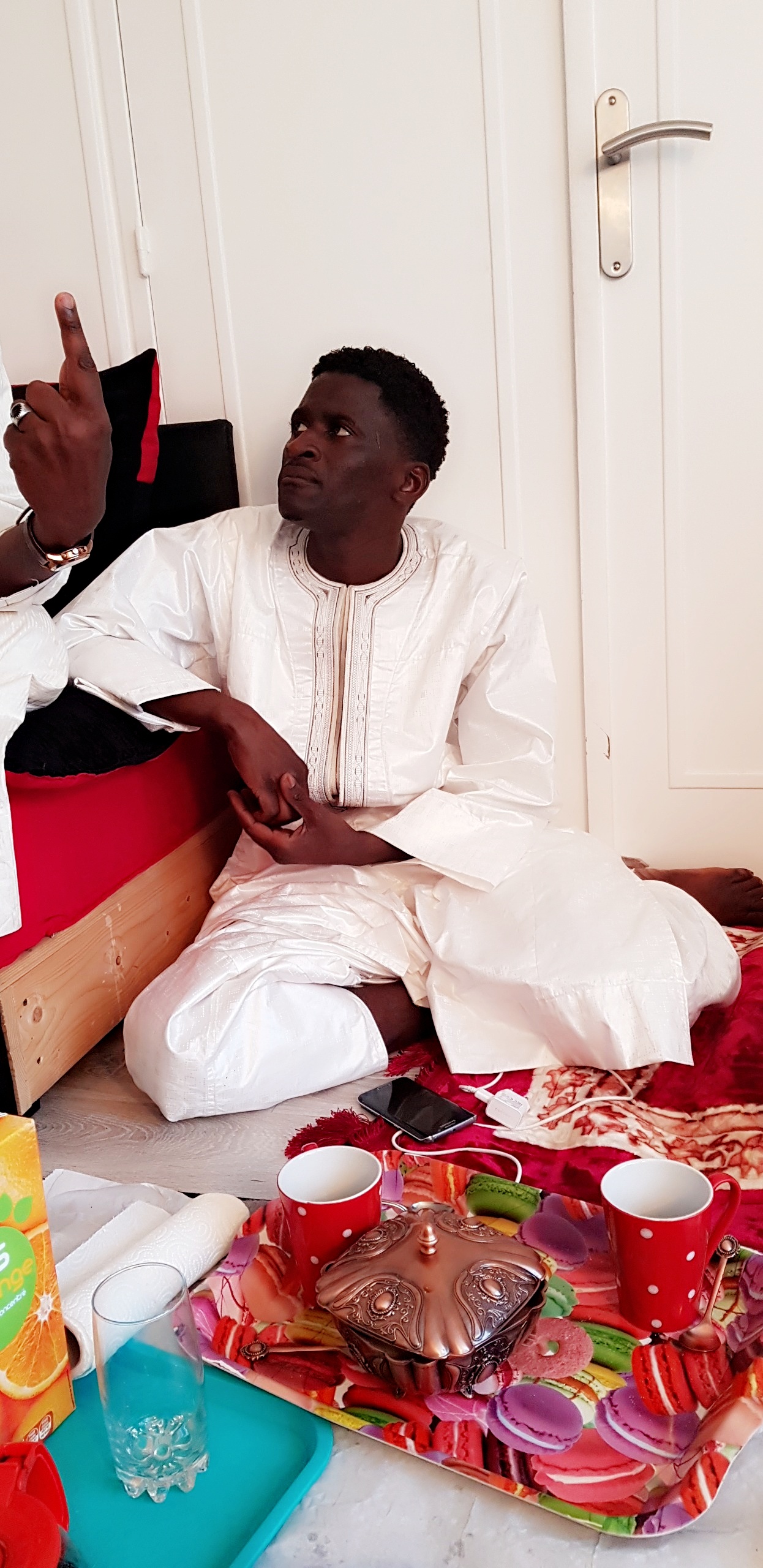 Visite de Serigne Akassa Samb chez Pape Ndongo Dieng le "Dieuwrigne" de Serigne Saliou à Paris. Regardez