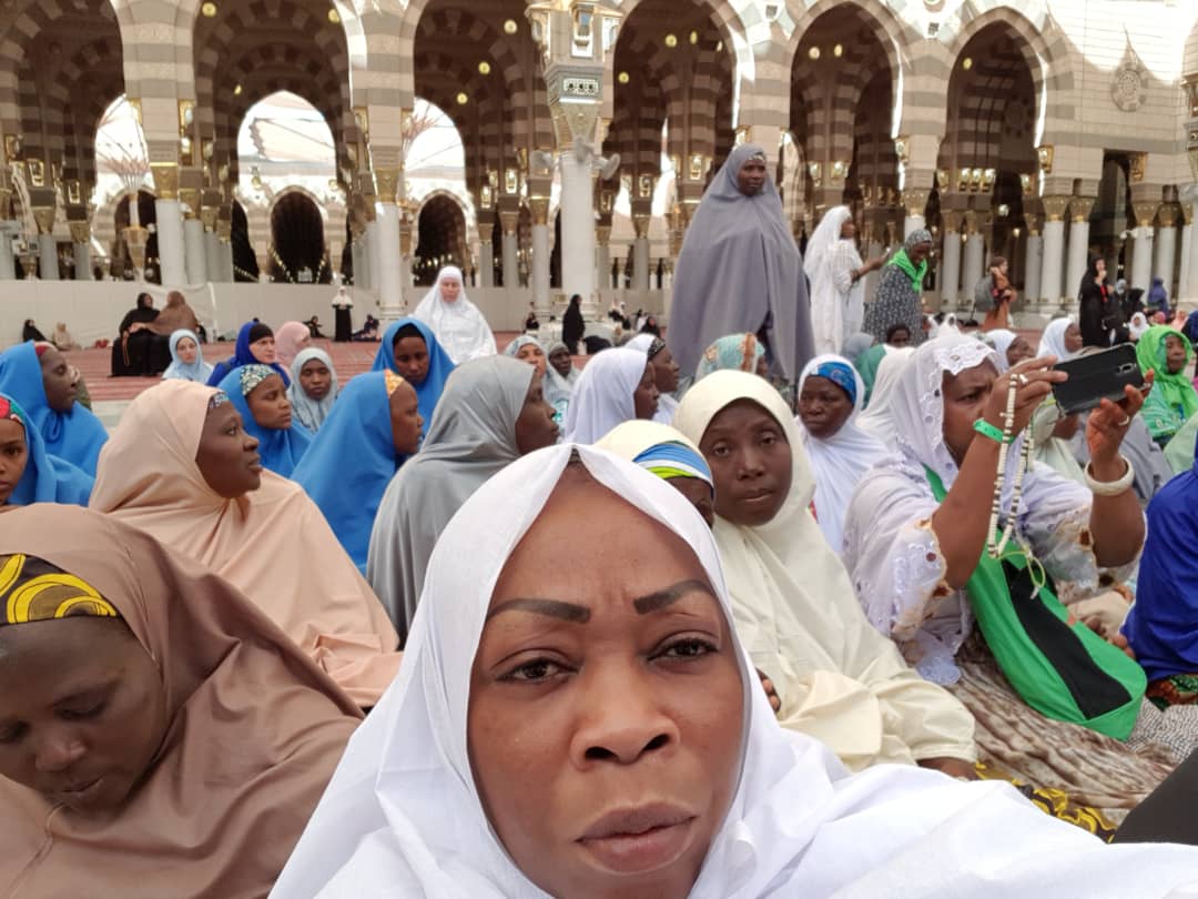 Adja Aby Ndour en mode pèlerinage à la Mecque;