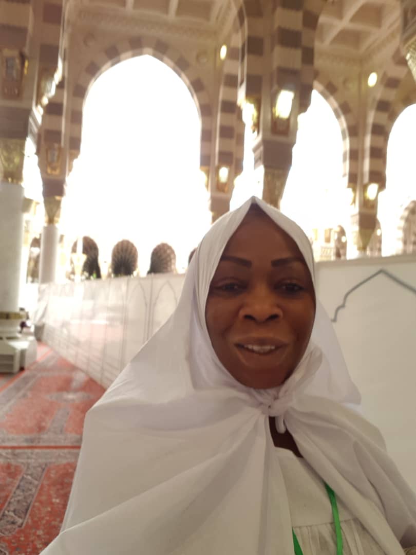 Adja Aby Ndour en mode pèlerinage à la Mecque;