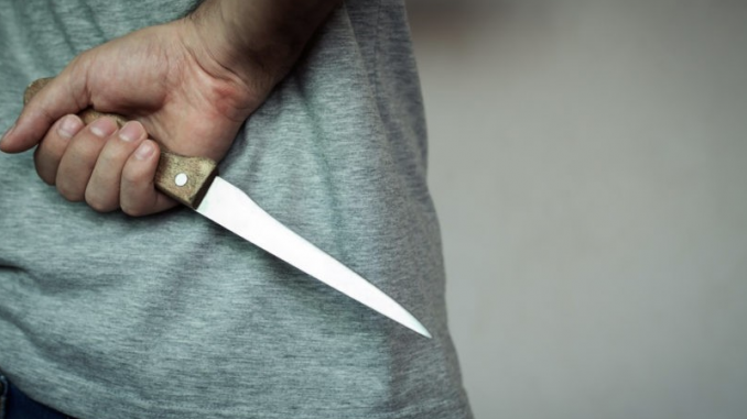 Une jeune fille de 17 ans poignarde son père de 4 coups de couteau