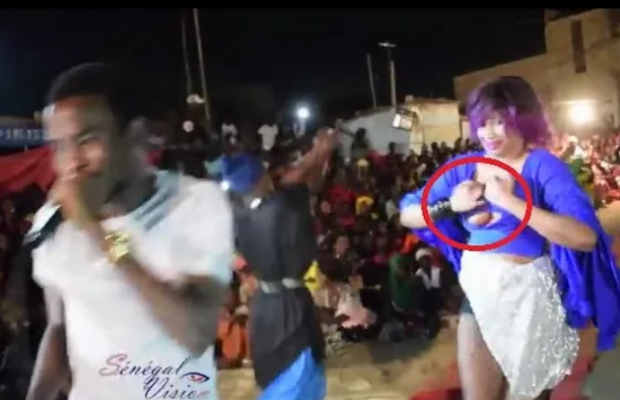 Vidéo: Elle montre tout à Sidy Diop