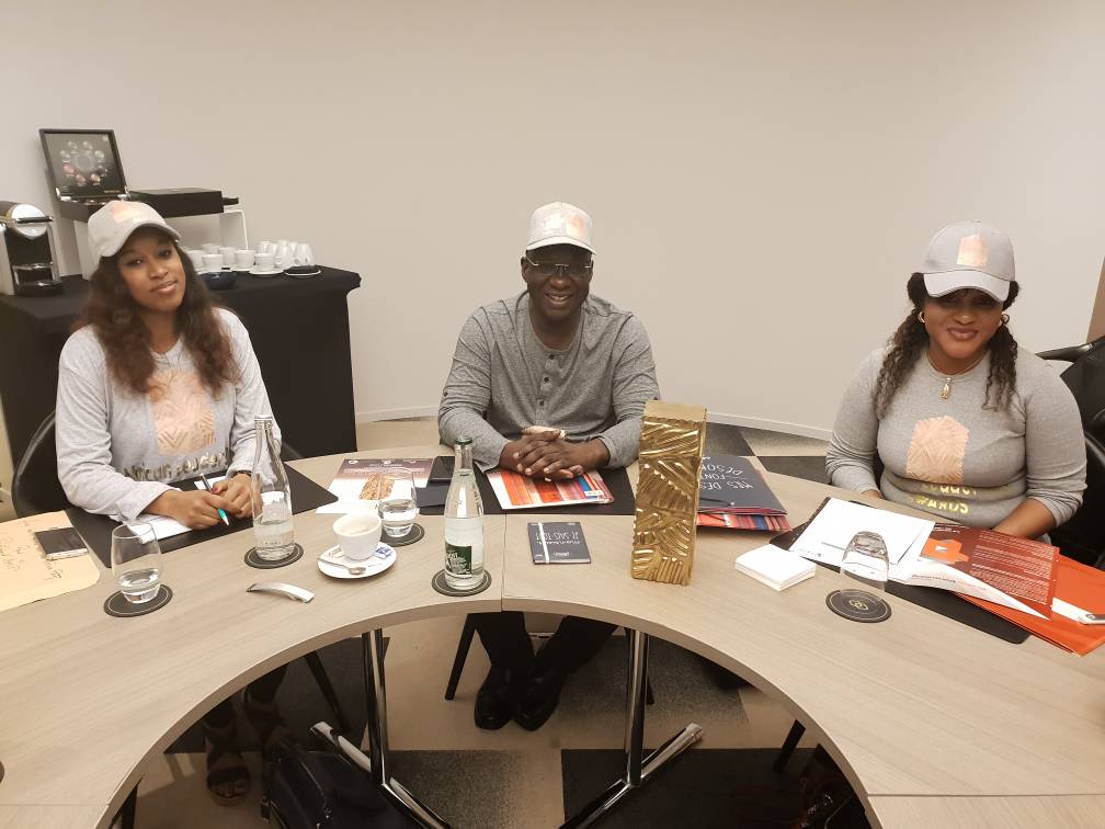 Réunion de l'staff Parisien autour du Président Mbagnick Diop ce samedi soir à Paris au Sofitel des Champs Élysées  dans le cadre des African Leadership Awards. Cérémonie prestigieuse qui est prévue le 10 Novembre à Paris. Jour J - 55