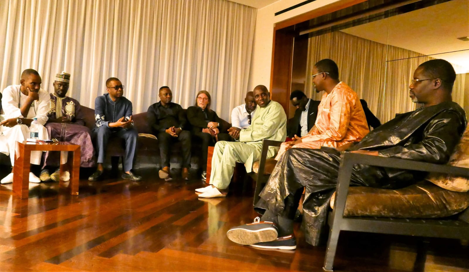 Youssou Ndour à la rencontre de Asse Ndiaye le président de "FÉKKÉ MA CI BOOLÉ" en Italie avec ses partisans.