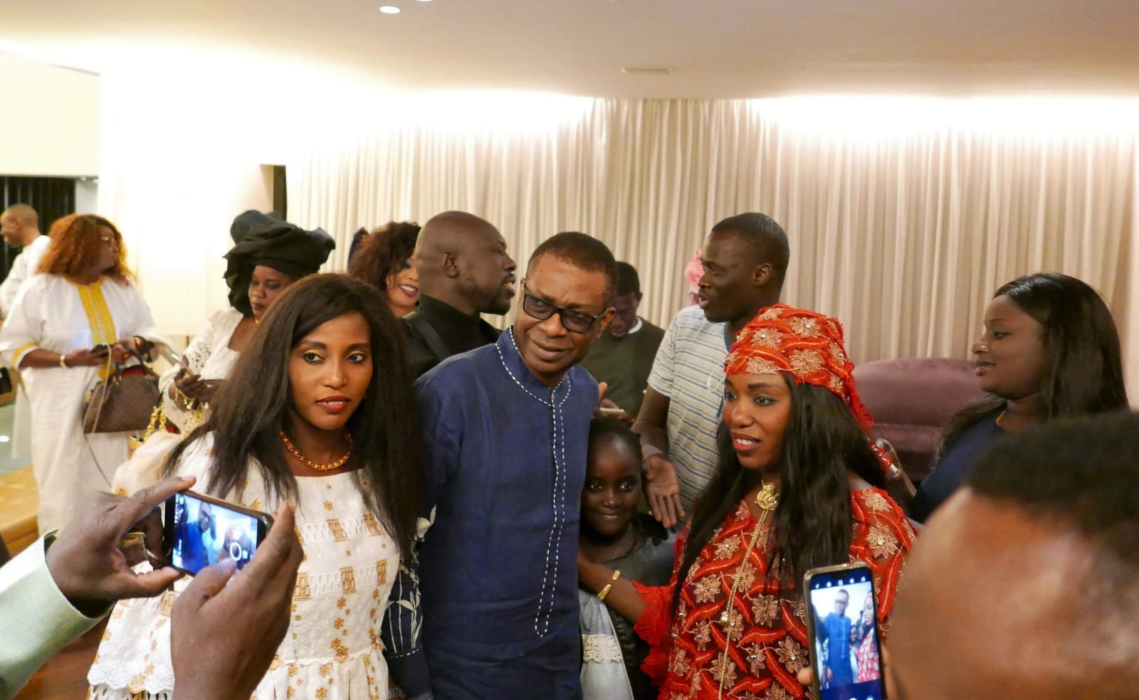 Youssou Ndour à la rencontre de Asse Ndiaye le président de "FÉKKÉ MA CI BOOLÉ" en Italie avec ses partisans.