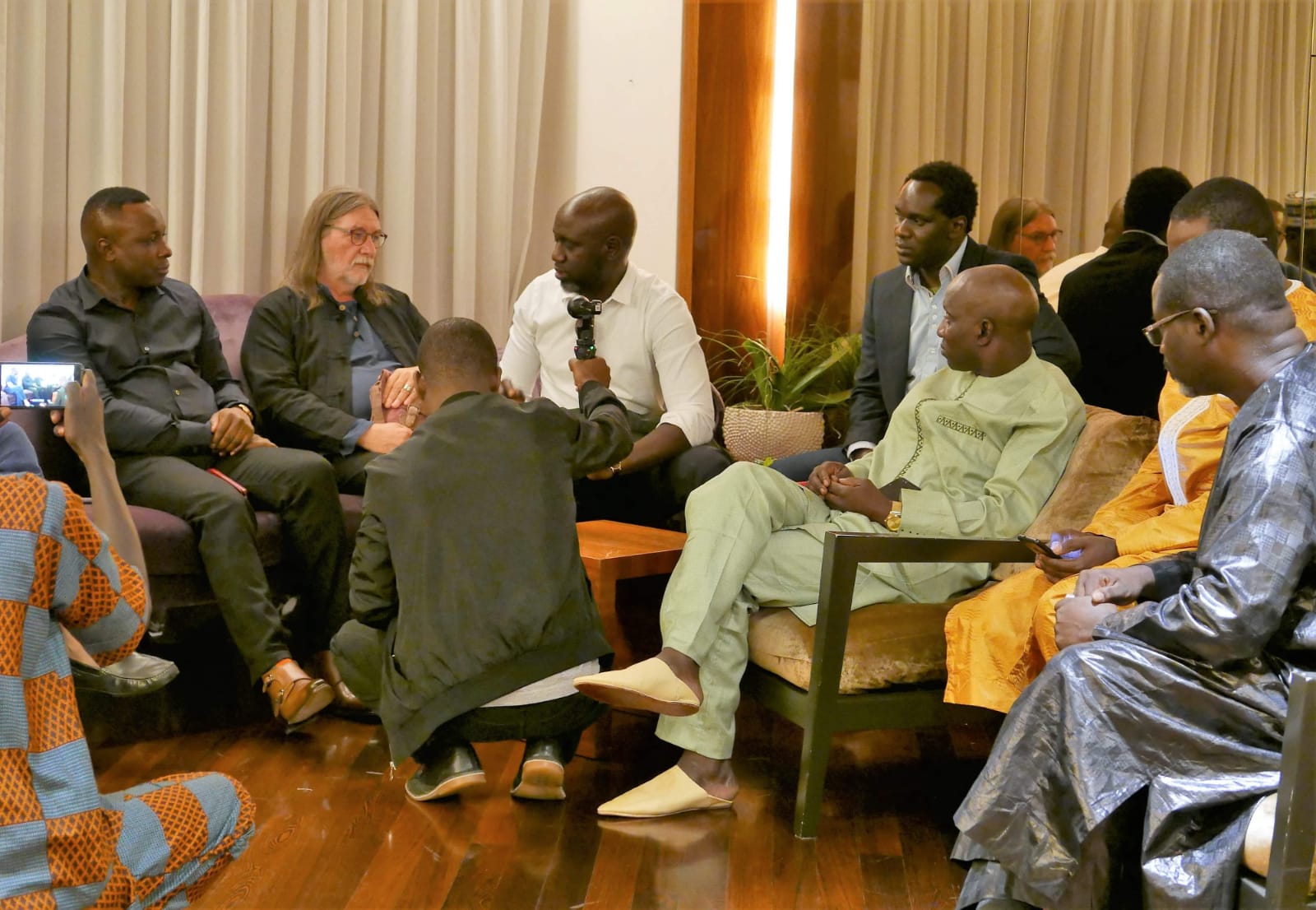 Youssou Ndour à la rencontre de Asse Ndiaye le président de "FÉKKÉ MA CI BOOLÉ" en Italie avec ses partisans.