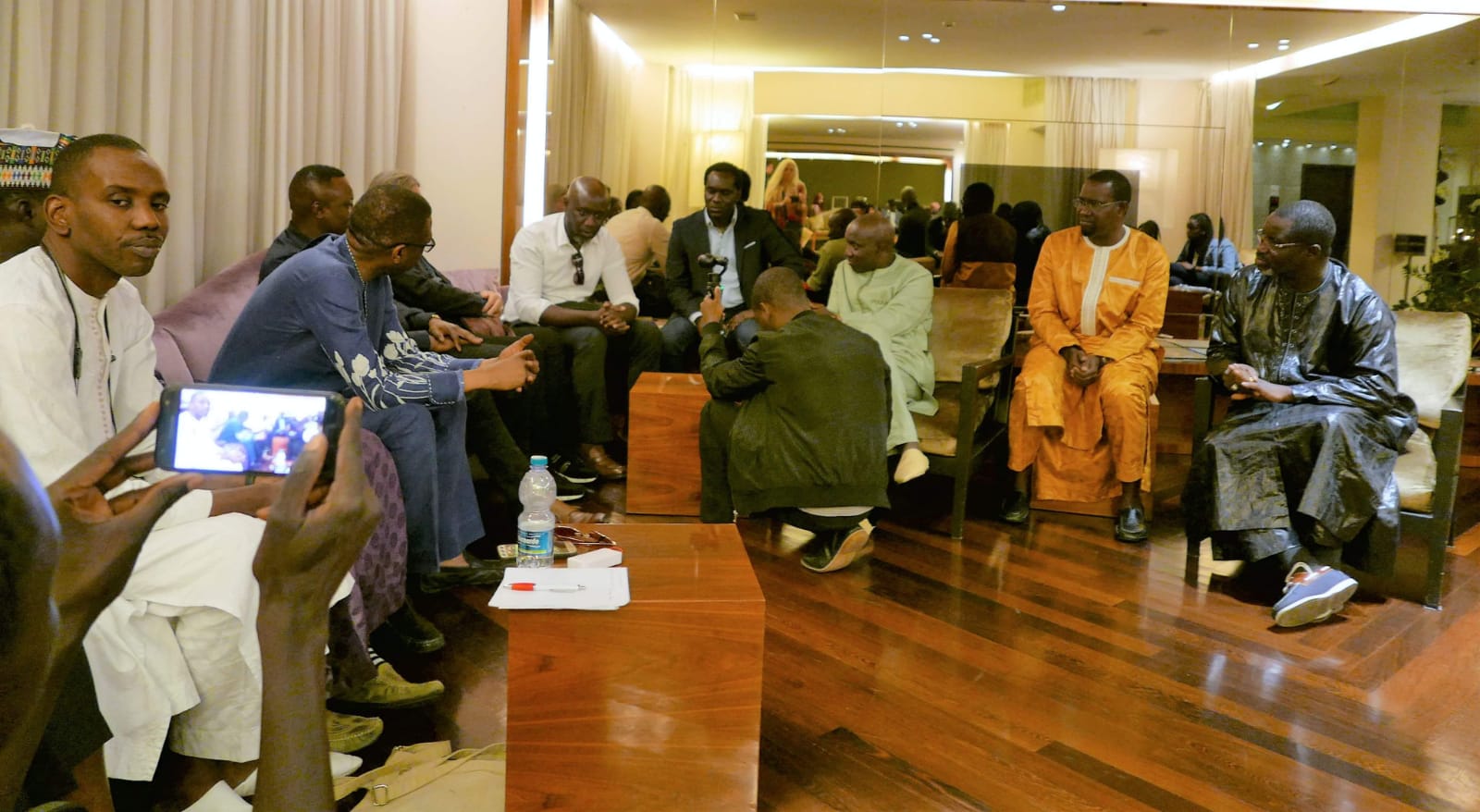 Youssou Ndour à la rencontre de Asse Ndiaye le président de "FÉKKÉ MA CI BOOLÉ" en Italie avec ses partisans.