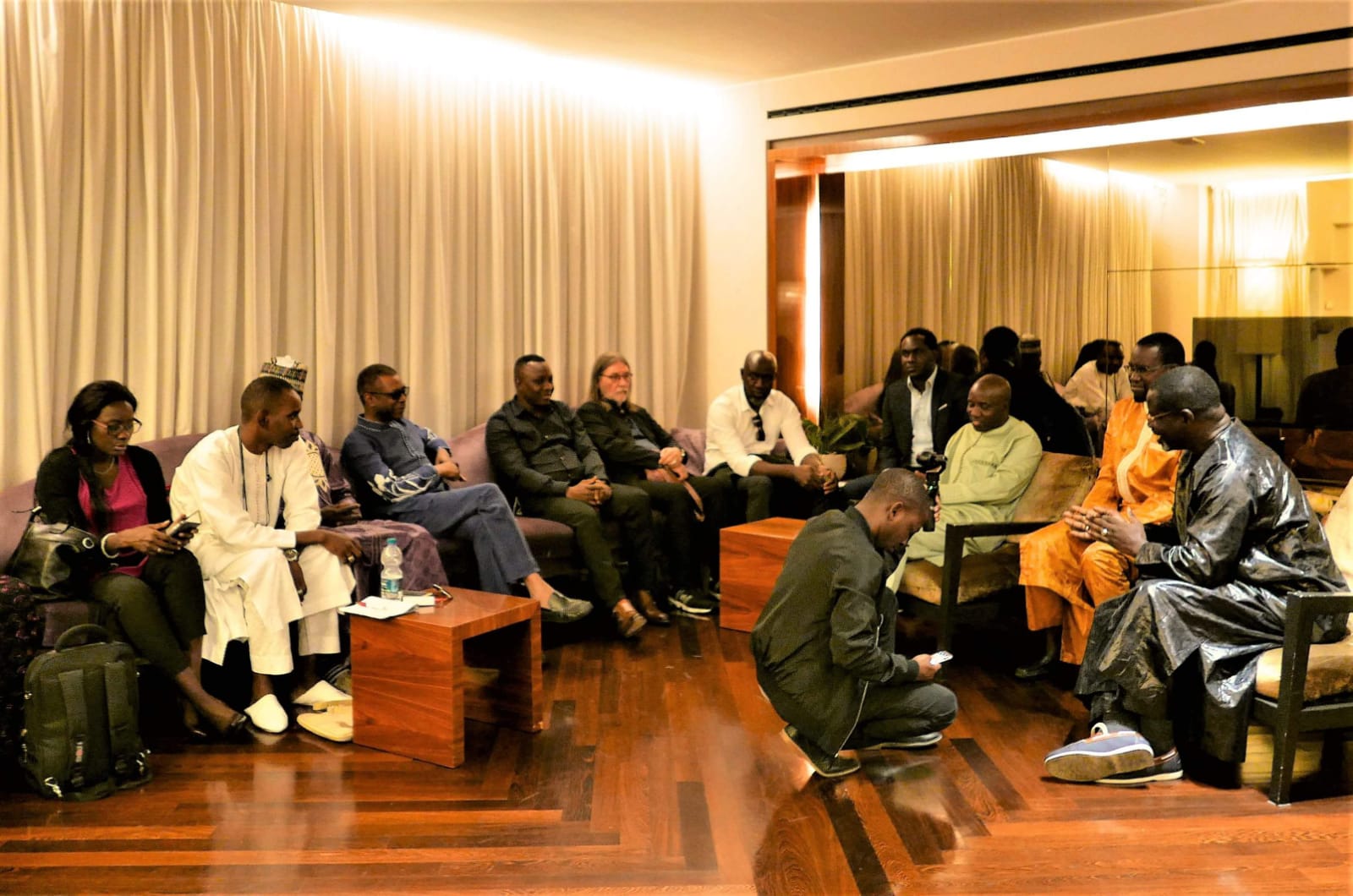 Youssou Ndour à la rencontre de Asse Ndiaye le président de "FÉKKÉ MA CI BOOLÉ" en Italie avec ses partisans.