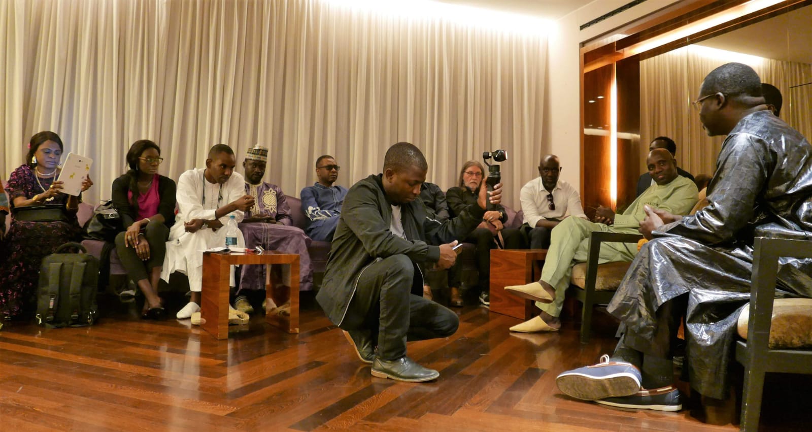Youssou Ndour à la rencontre de Asse Ndiaye le président de "FÉKKÉ MA CI BOOLÉ" en Italie avec ses partisans.