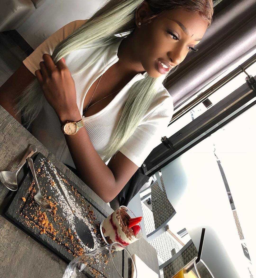 Miss Sénégal France Fatou Mbaye toute joyeuse dans un restaurant