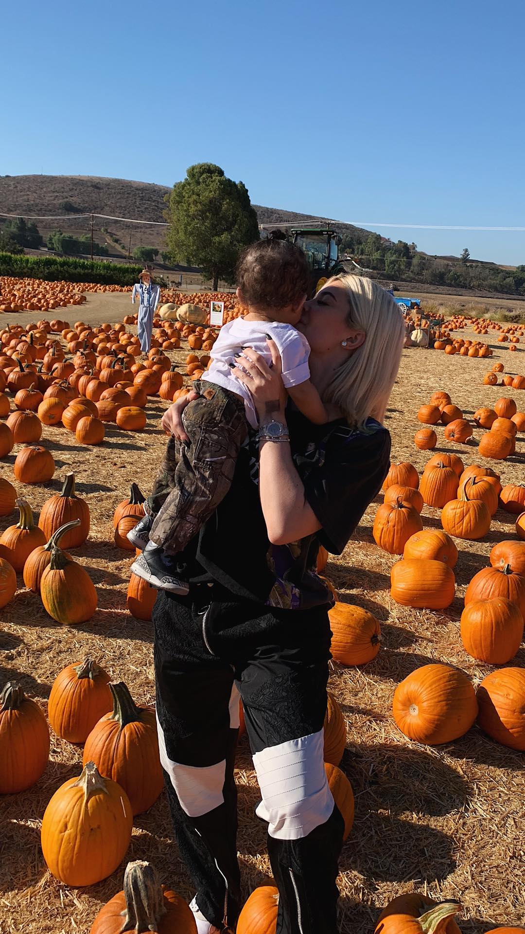 Kylie Jenner, Travis Scott et Stormi posent au milieu des citrouilles !