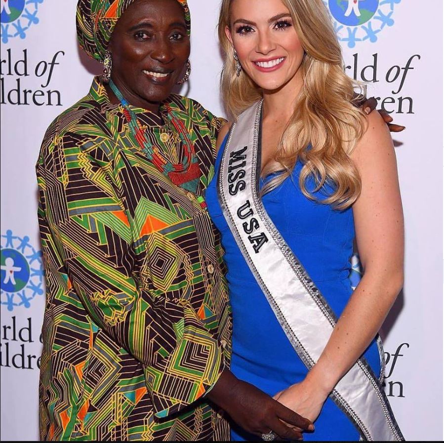 Arrêt sur image : Anta Mbow pose avec la Miss des Etats Unis