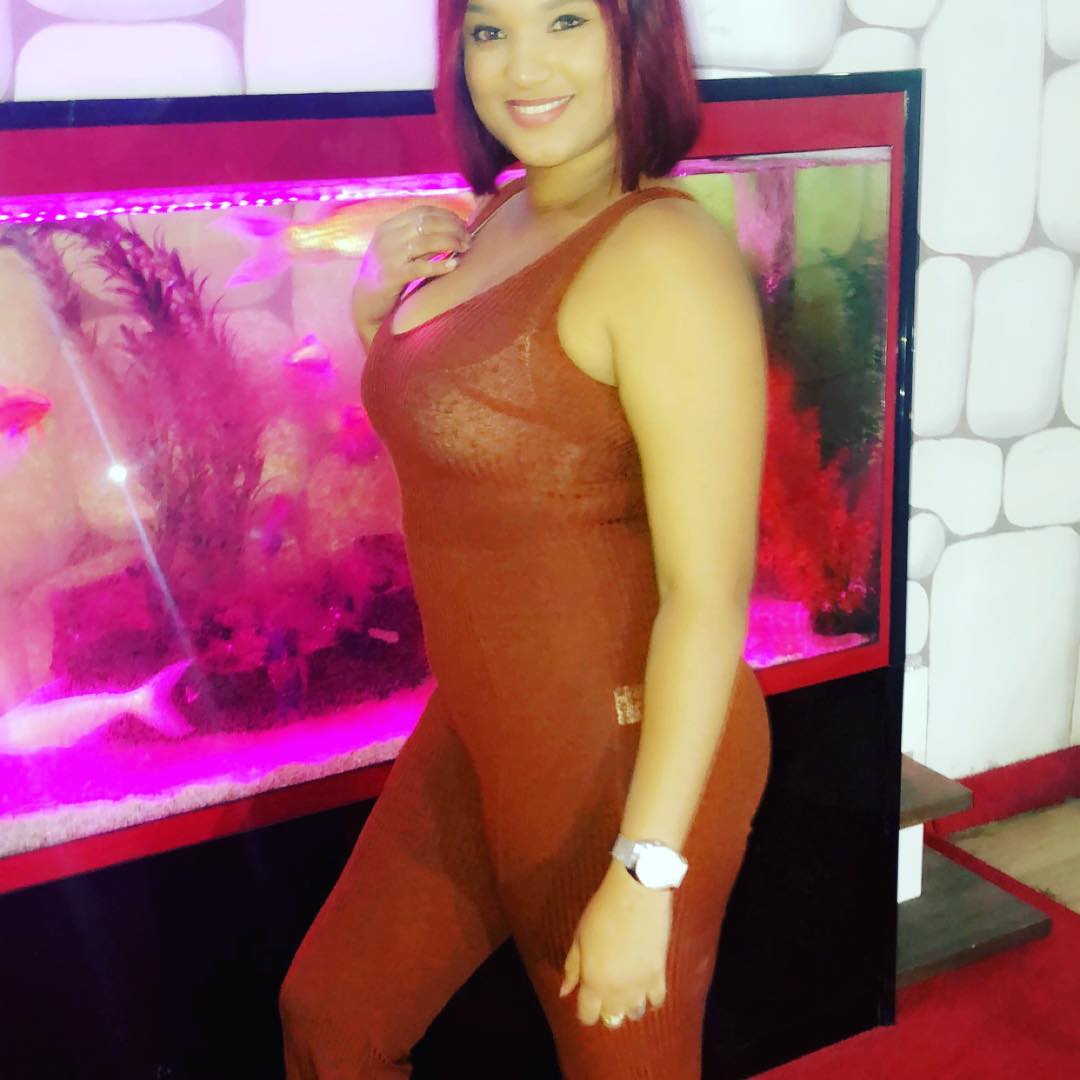 EVA fait sensation avec une combinaison moulante