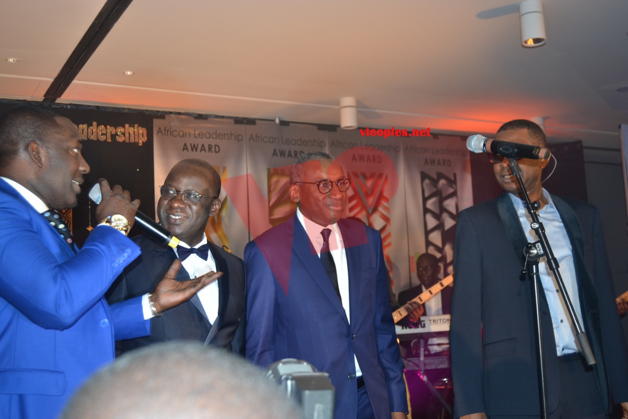 AFRICAN LEADERSHIP AWARD: Youssou Ndour fait danser le ministre sidiki Kaba et le président Mbagnick Diop.