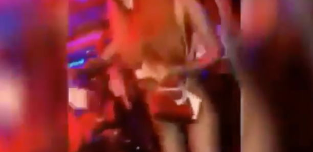Une fille presque nue à la soirée de Sidy Diop