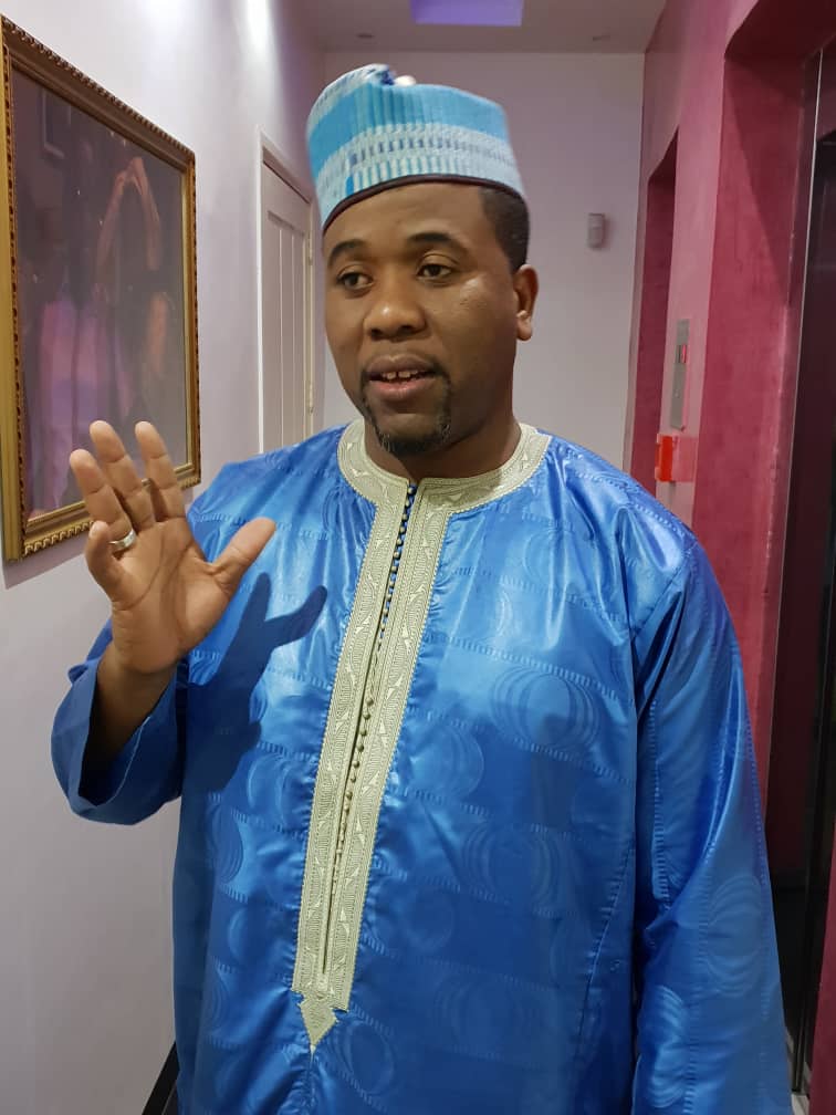 Bougane joue la carte de la com En bon talibé mouride lors du magal, Bougane s'habille avec un tissu qui coûte 600 Francs le mètre.