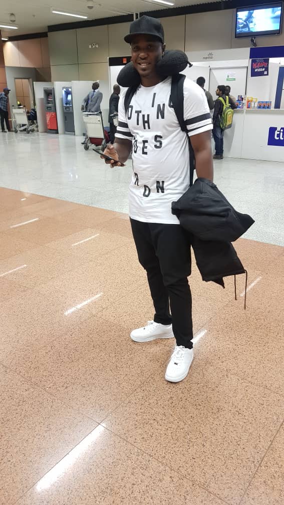 Arrivé de l'incontournable animateur, Cheikh Sarr à l'aéroport de Montréal pour le concert de Omar Pen et du groupe Maboo.