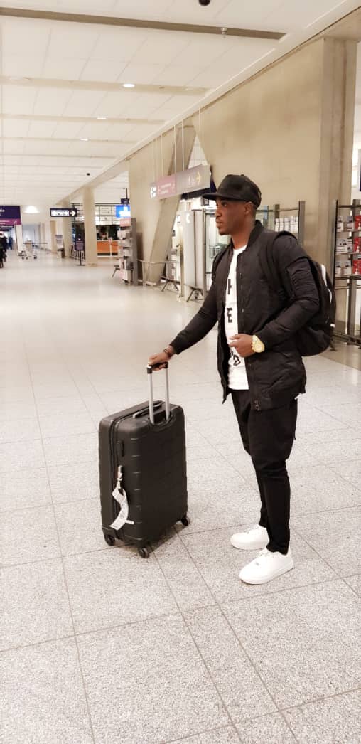 Arrivé de l'incontournable animateur, Cheikh Sarr à l'aéroport de Montréal pour le concert de Omar Pen et du groupe Maboo.