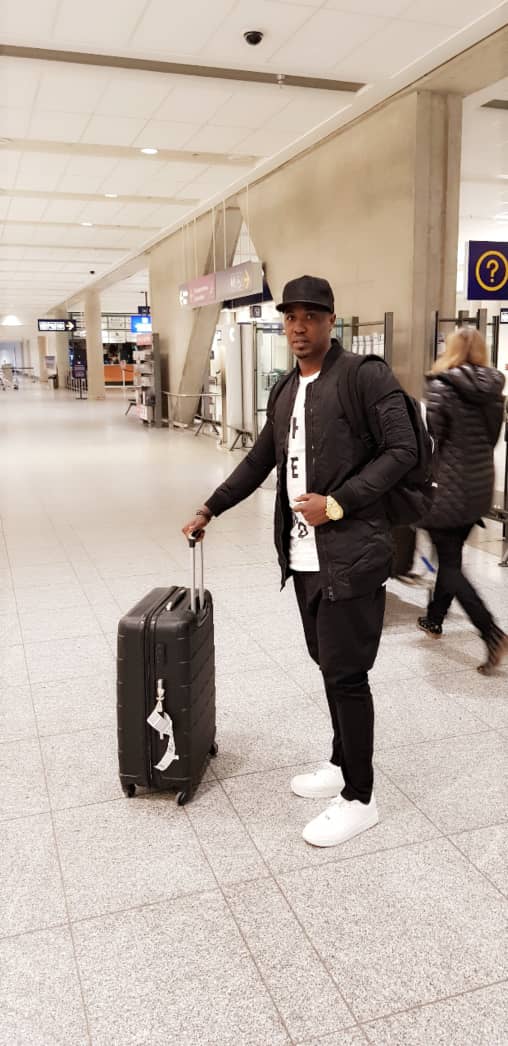 Arrivé de l'incontournable animateur, Cheikh Sarr à l'aéroport de Montréal pour le concert de Omar Pen et du groupe Maboo.