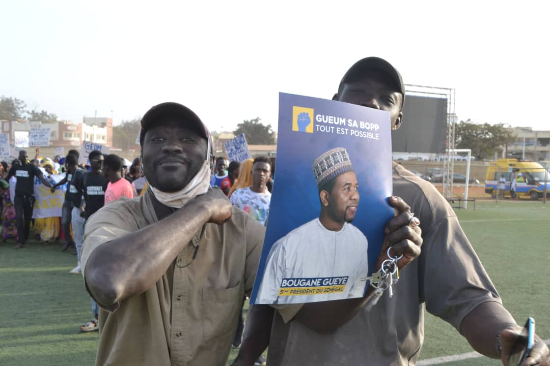 Le candidat de "GUEUM SA BOOP" Bougane Gueye reçoit 794881 signatures .