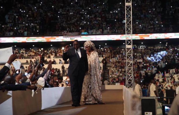 Youssou Ndour fait danser Marième Faye